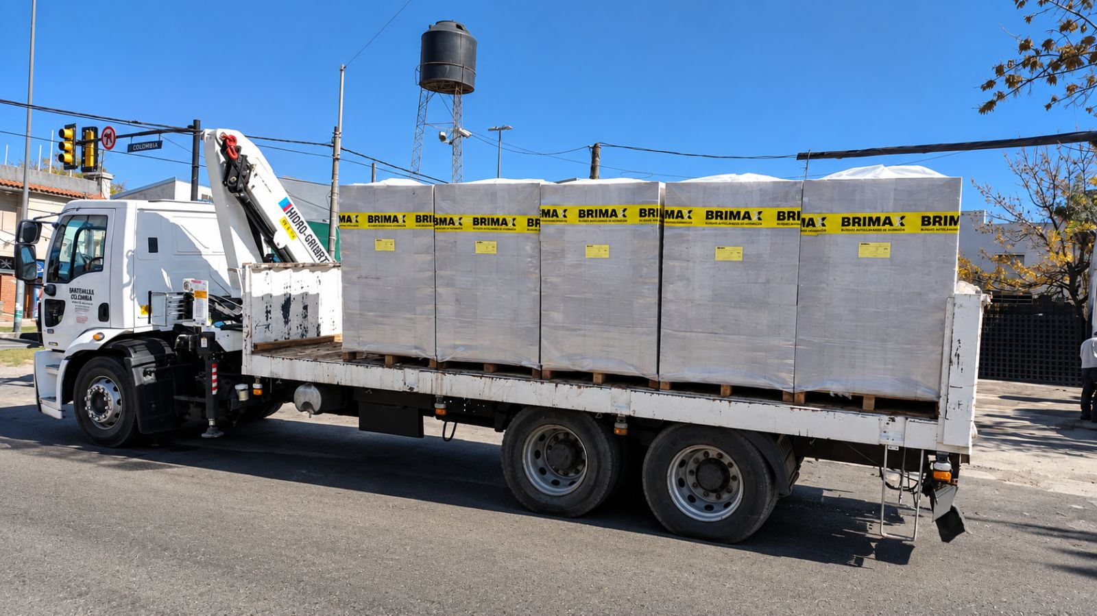 Camión de Materiales Colombia con pallets de bloques Brimax